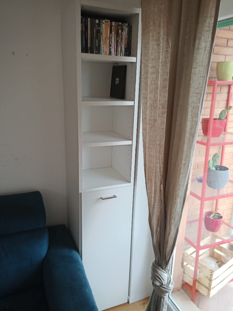Libreria un vano con anta bassa e ripiani spostabili in bianco larice